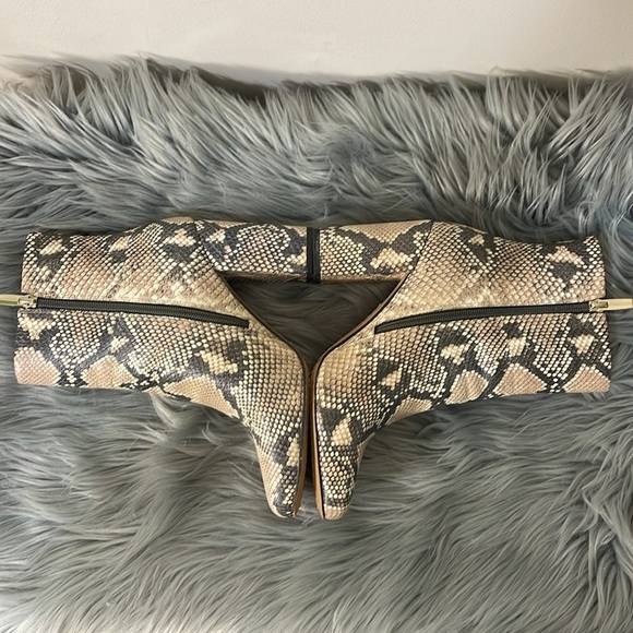 Sz. 8.5 Vince Camuto Dannia Leather Snakeskin Print Boots in Natural - Picture 9 of 16